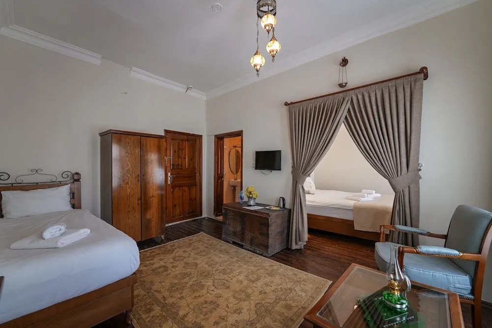 Deluxe Triple Stone Room