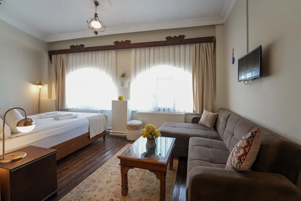 Deluxe Triple Stone Room