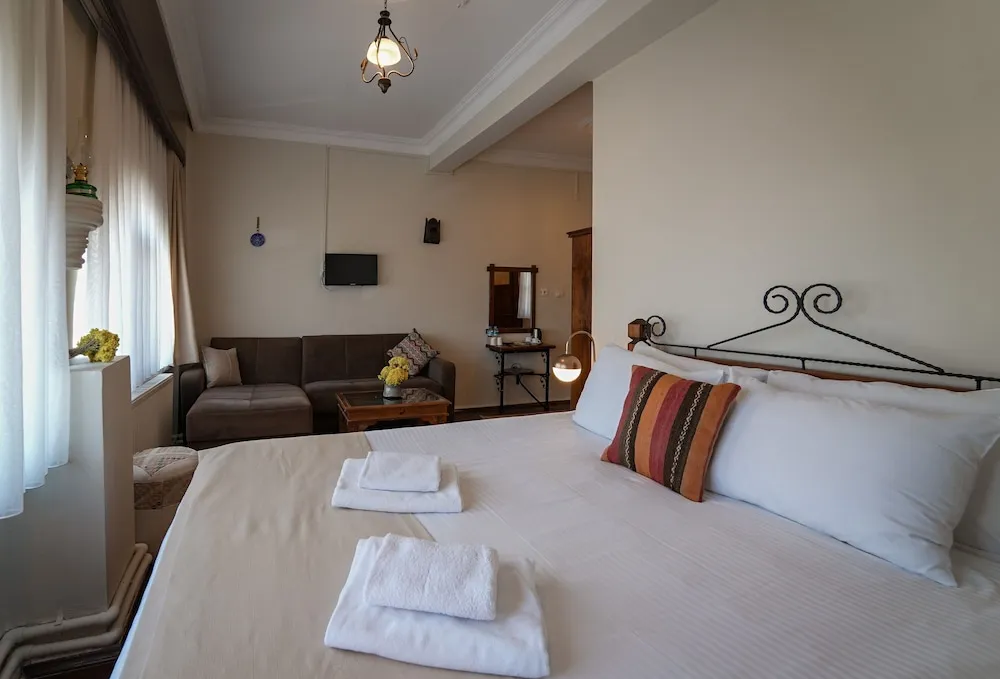Deluxe Triple Stone Room