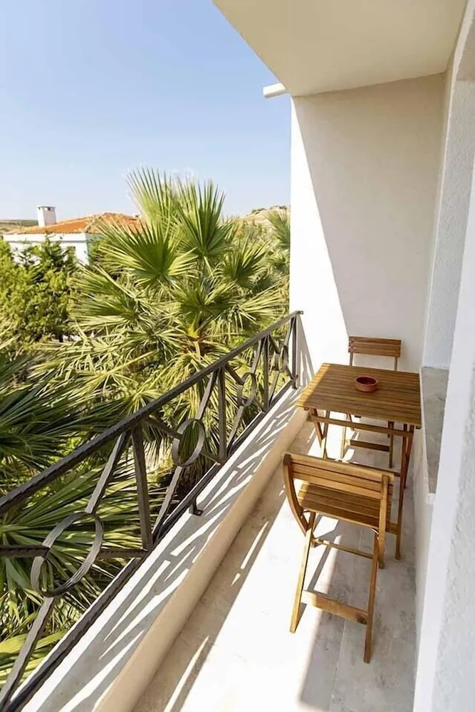 Deluxe Tek Büyük Yataklı Oda, Balkon, Kısmi Deniz Manzaralı