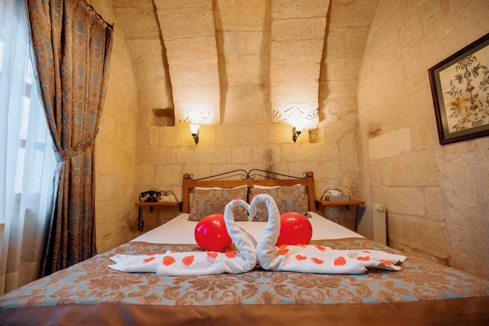 Suite Cave Room