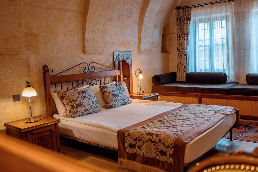 Suite Cave Room