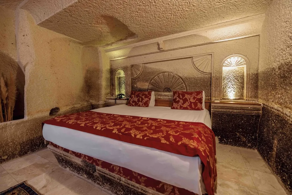 Suite Cave Room