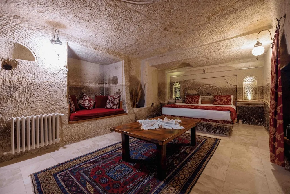 Suite Cave Room