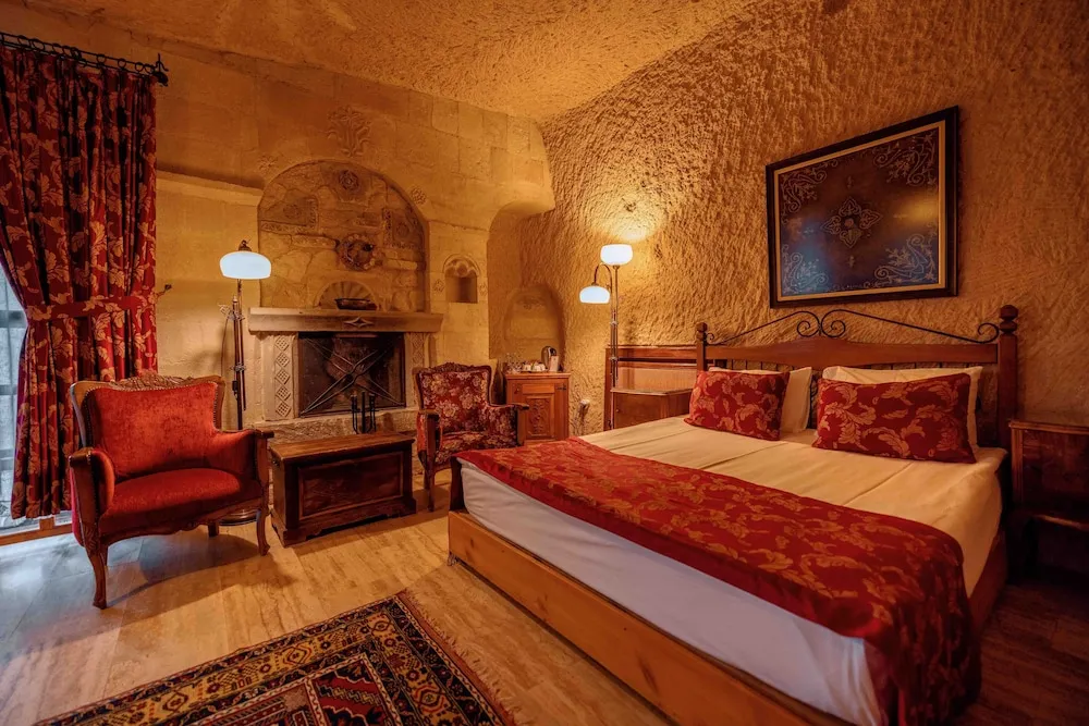 Suite Cave Room