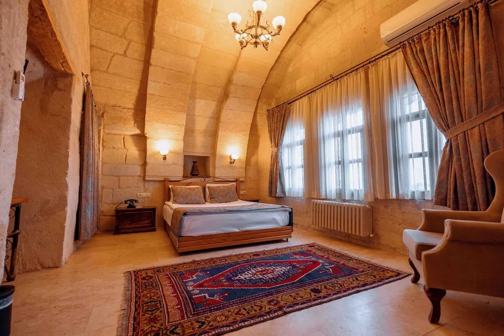 Suite Cave Room