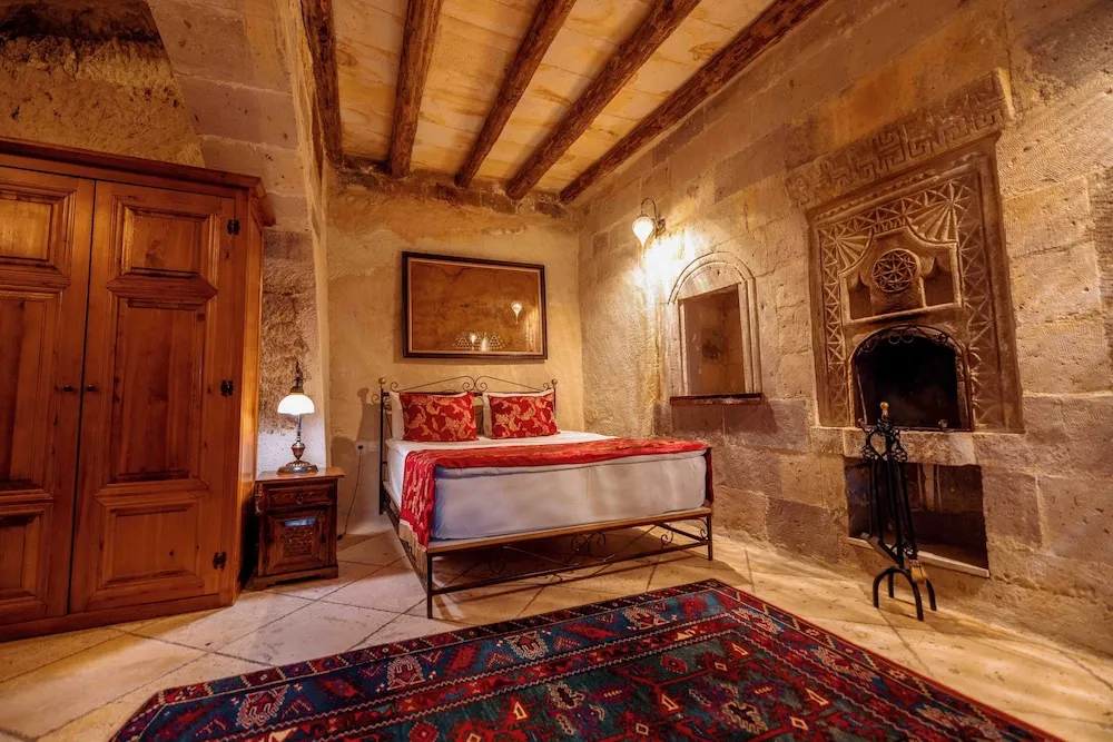 Suite Cave Room
