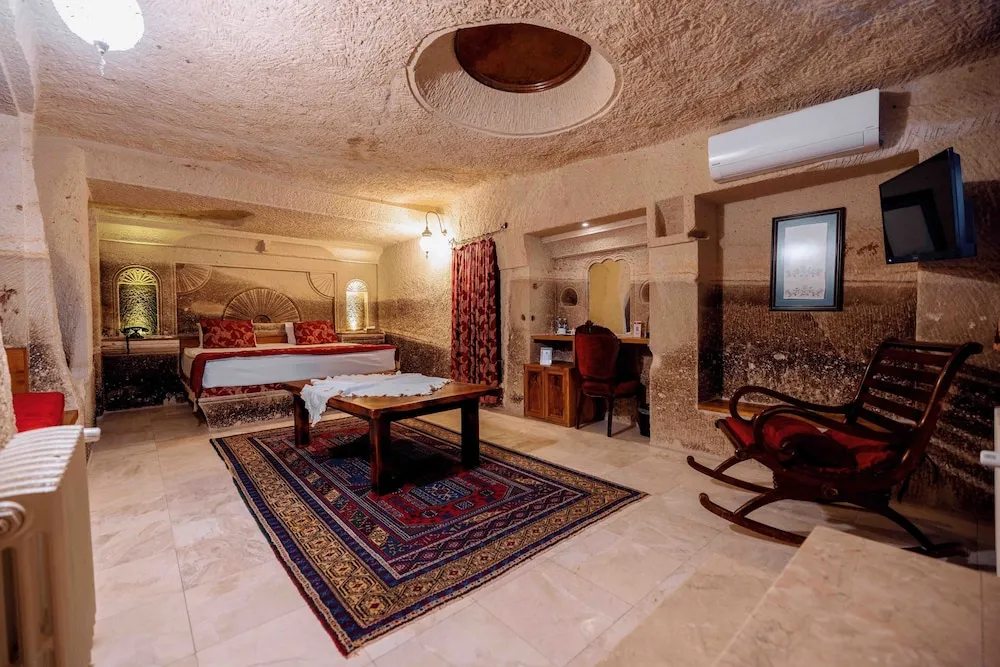 Suite Cave Room