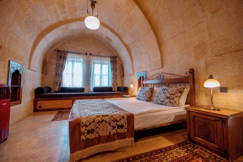 Suite Cave Room
