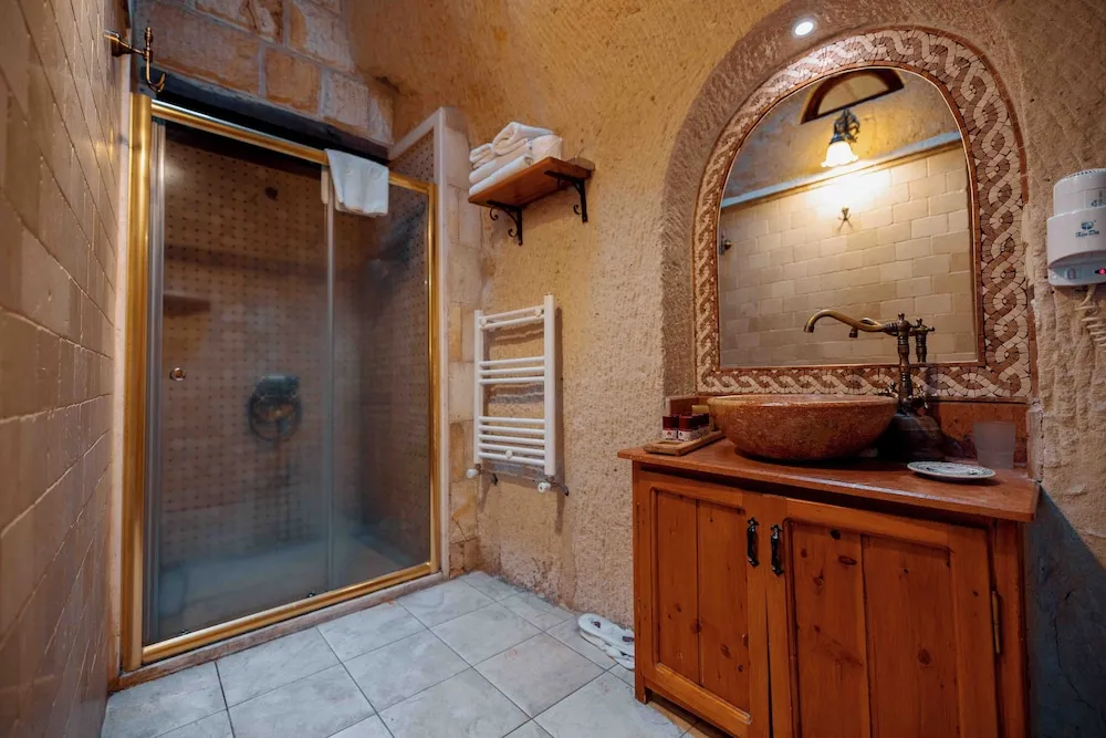 Suite Cave Room