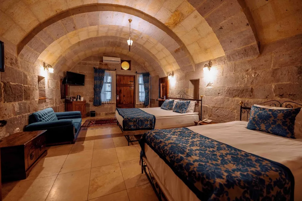 Suite Cave Room