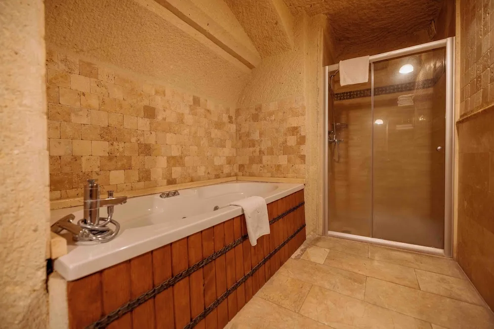 Suite Cave Room