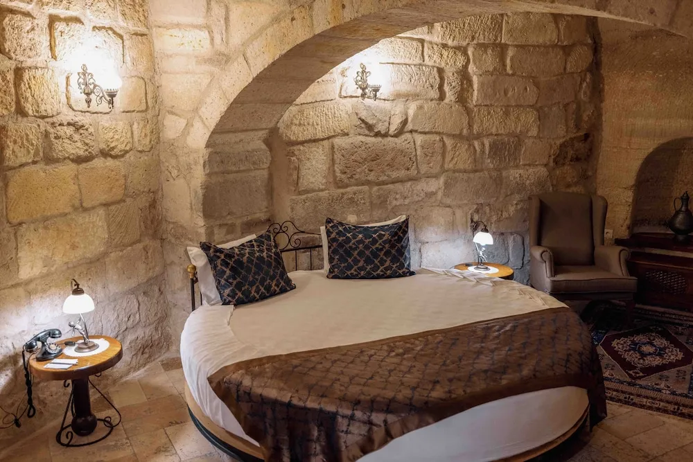 Suite Cave Room