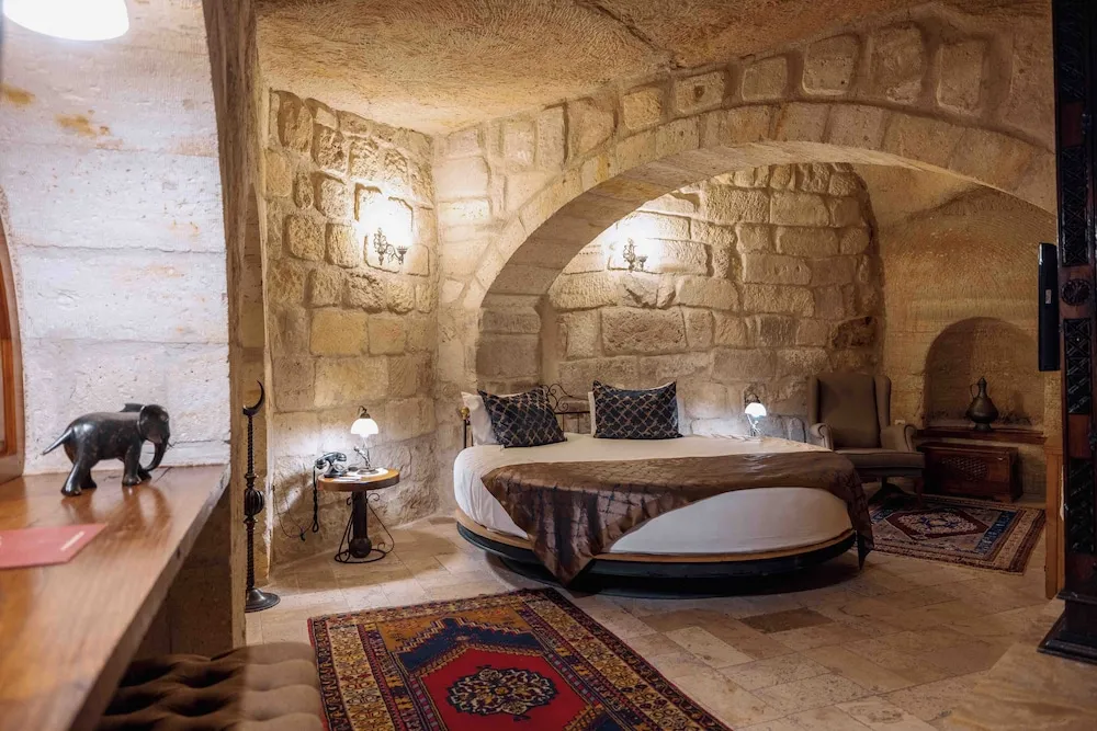 Suite Cave Room