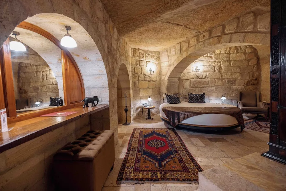 Suite Cave Room