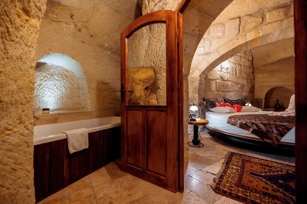 Suite Cave Room