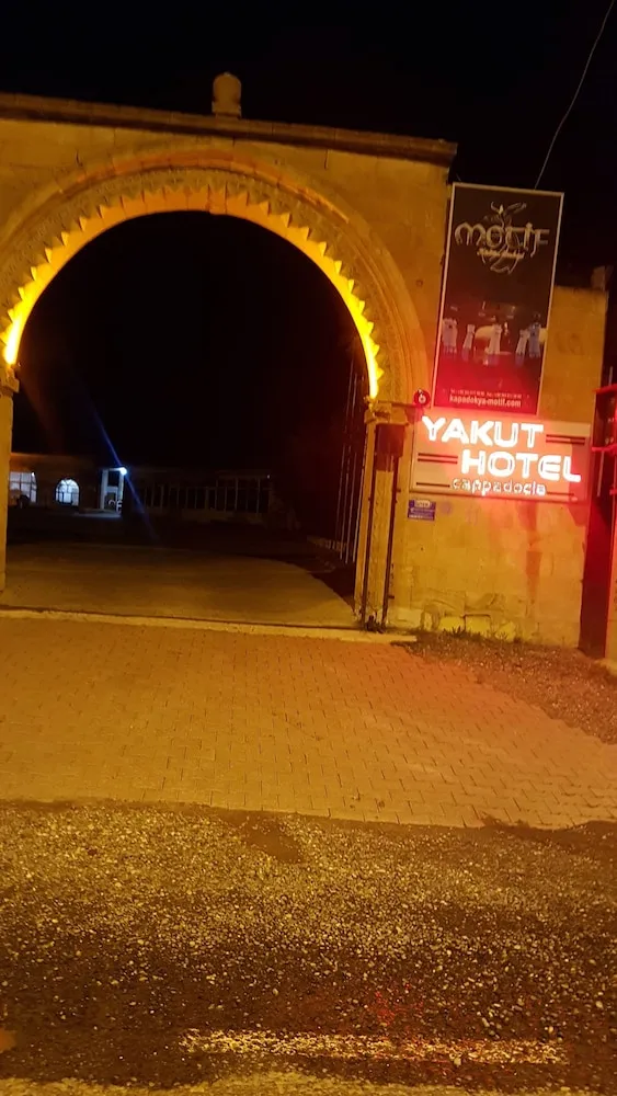 Konaklama yerinin ön cephesi - akşam/gece