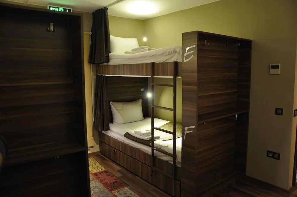 Basic Ortak Ranzalı Oda, Sadece kadınlar için, Ortak Banyo (For 6 People)