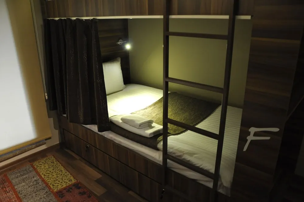 Basic Ortak Ranzalı Oda, Sadece kadınlar için, Ortak Banyo (For 6 People)