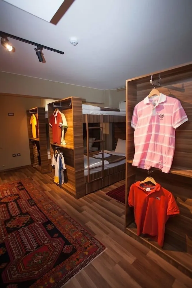 Basic Ortak Ranzalı Oda, Karma Ranzalı Oda, Ortak Banyo (For 8 People)