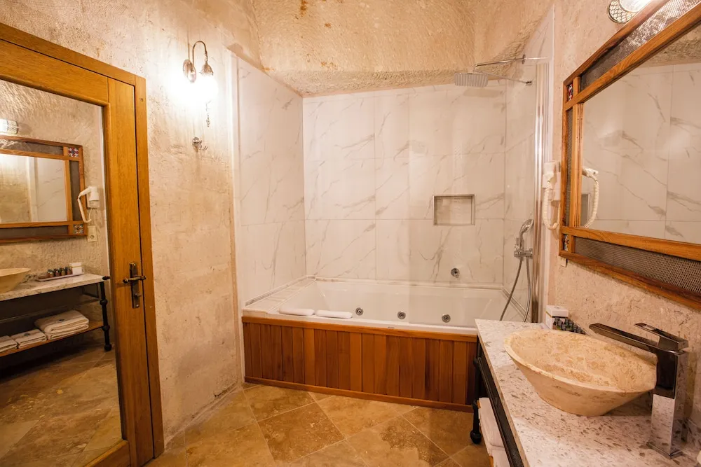 Comfort Suite, 1 Double Bed, Fireplace, Non Smoking, Courtyard View