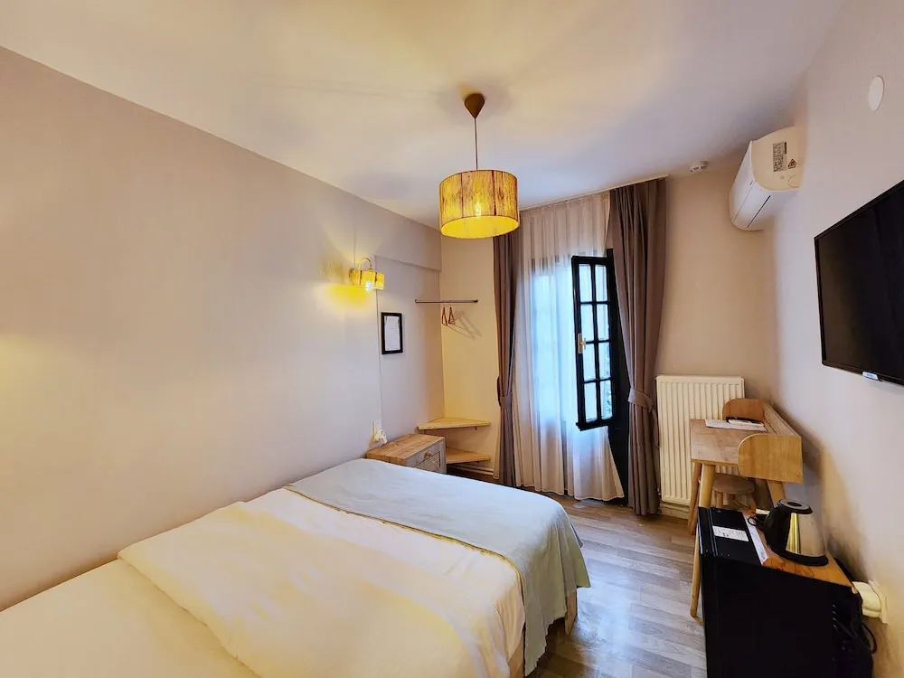 Standart Oda Balkonlu - Bahçe Manzarali (Aloni)