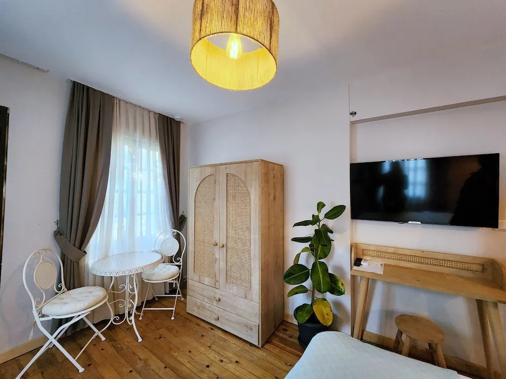 Deluxe Oda Balkonlu-Bahçe Manzarali (Ofiousa)