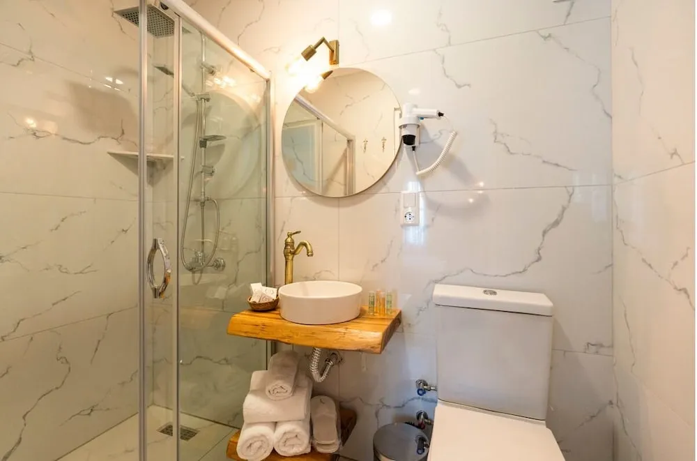 Deluxe Oda Balkonlu-Bahçe Manzarali (Ofiousa)