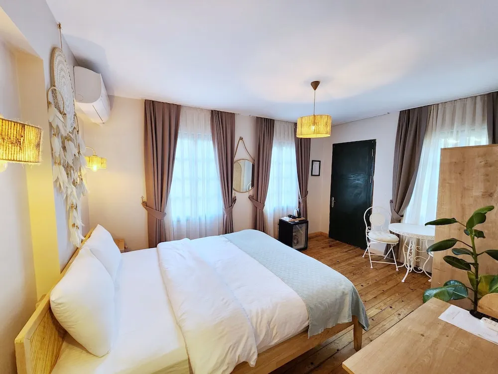 Deluxe Oda Balkonlu-Bahçe Manzarali (Ofiousa)