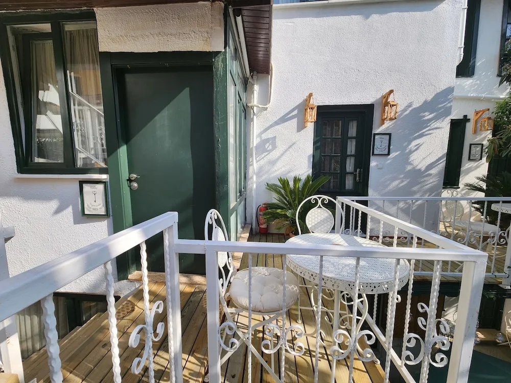 Deluxe Oda Balkonlu-Bahçe Manzarali(Halki)