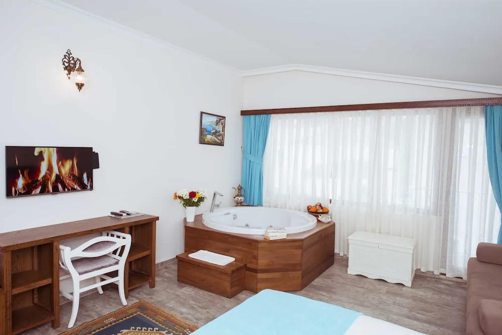 Deluxe Room with Spa  Bath
