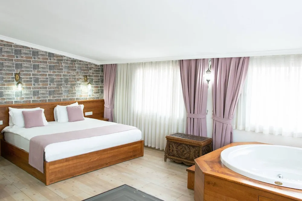 Deluxe Room with Spa  Bath