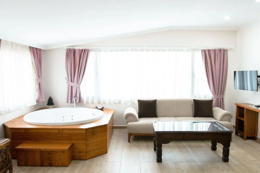 Deluxe Room with Spa  Bath