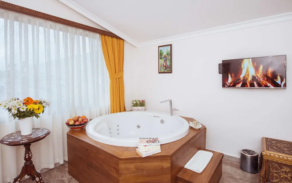 Deluxe Room with Spa  Bath