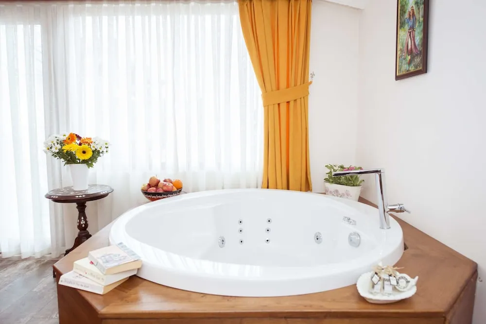 Deluxe Room with Spa  Bath