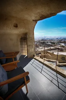 1811 Cave Hotel