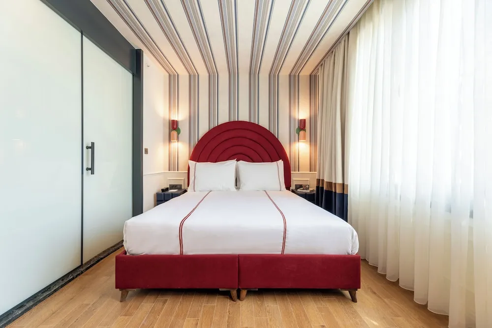 Corner Room With City View