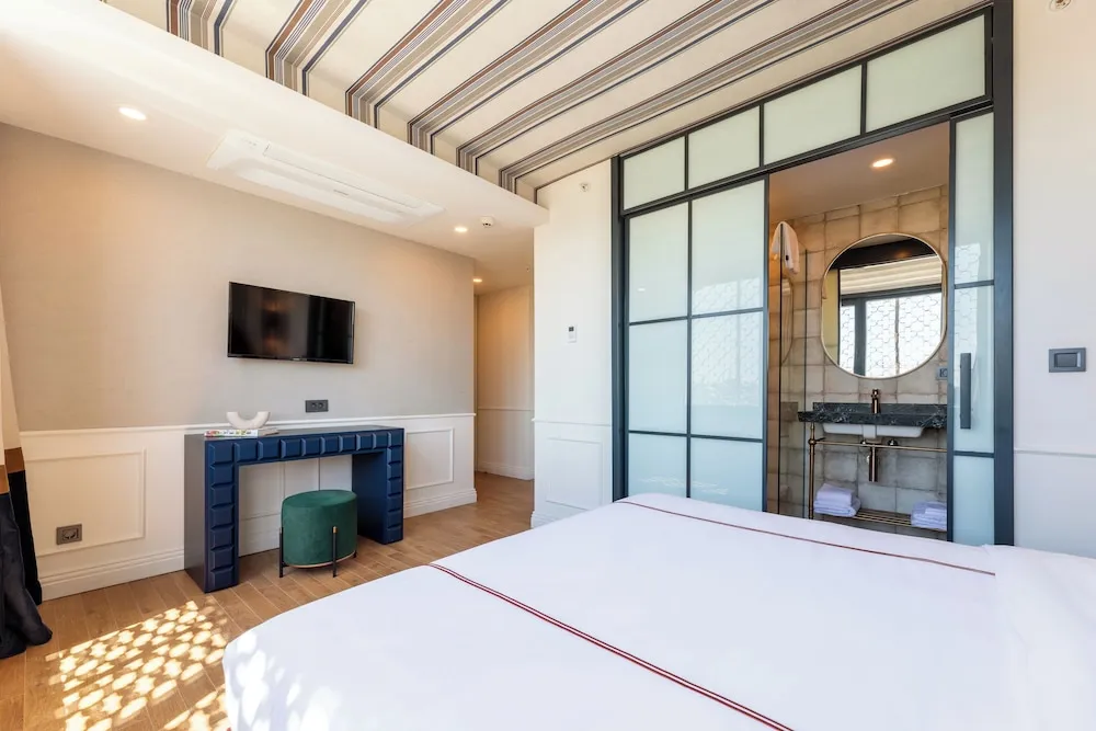 Corner Room With City View