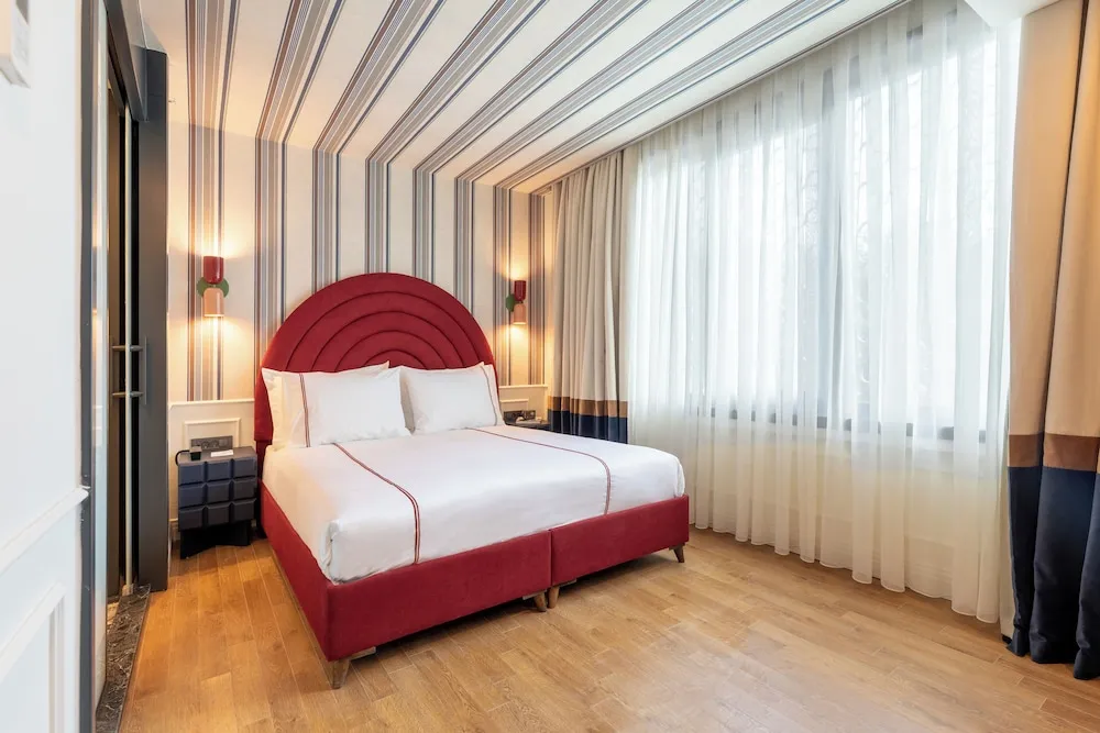Corner Room With City View