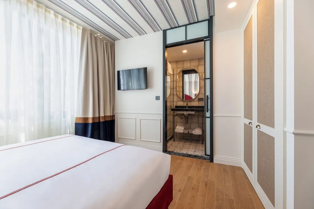 Deluxe City Room