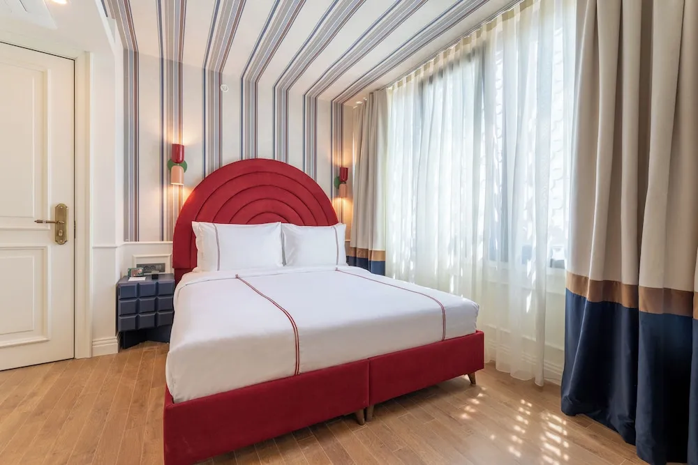 Deluxe City Room