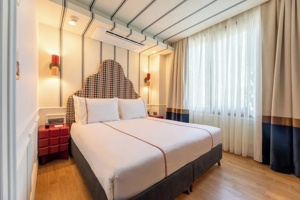 Deluxe City Room