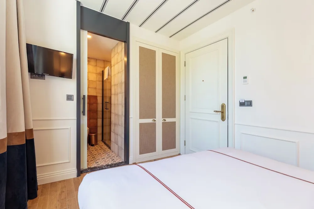 Deluxe City Room