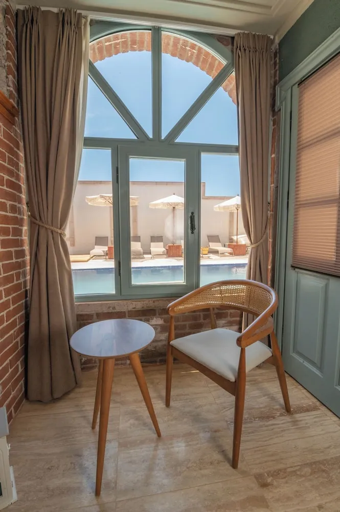 Deluxe Oda, Balkon, Havuz Manzaralı