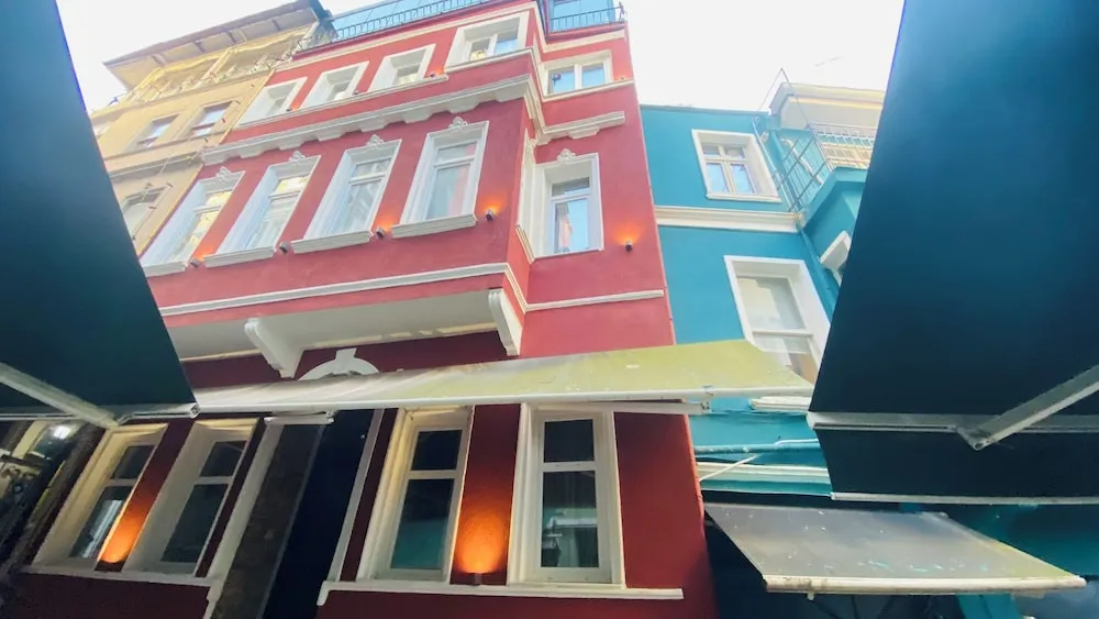 Konaklama yerinin ön cephesi