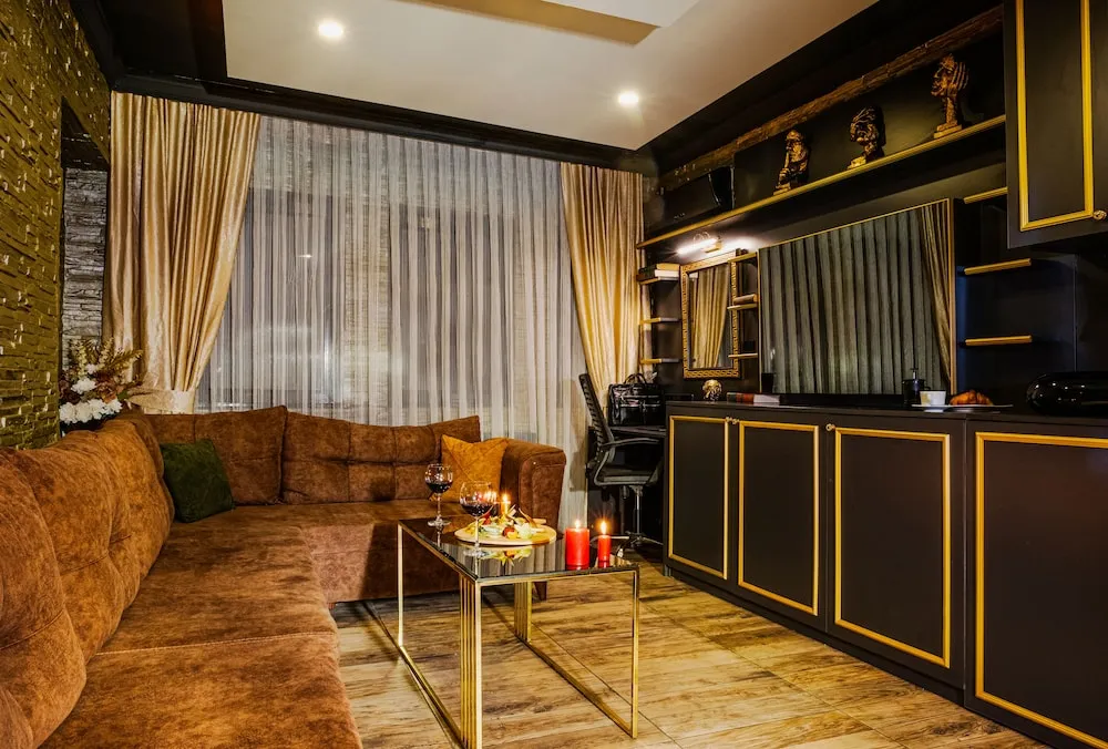 Luxury Oda