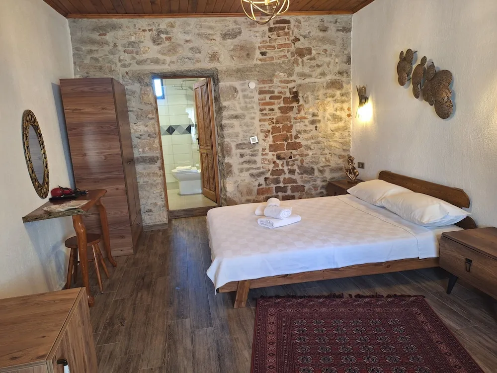 Traditional Tek Büyük Yataklı Oda