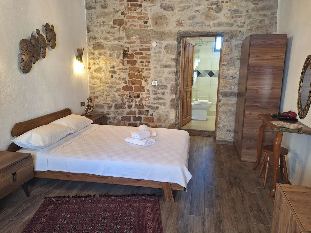 Traditional Tek Büyük Yataklı Oda