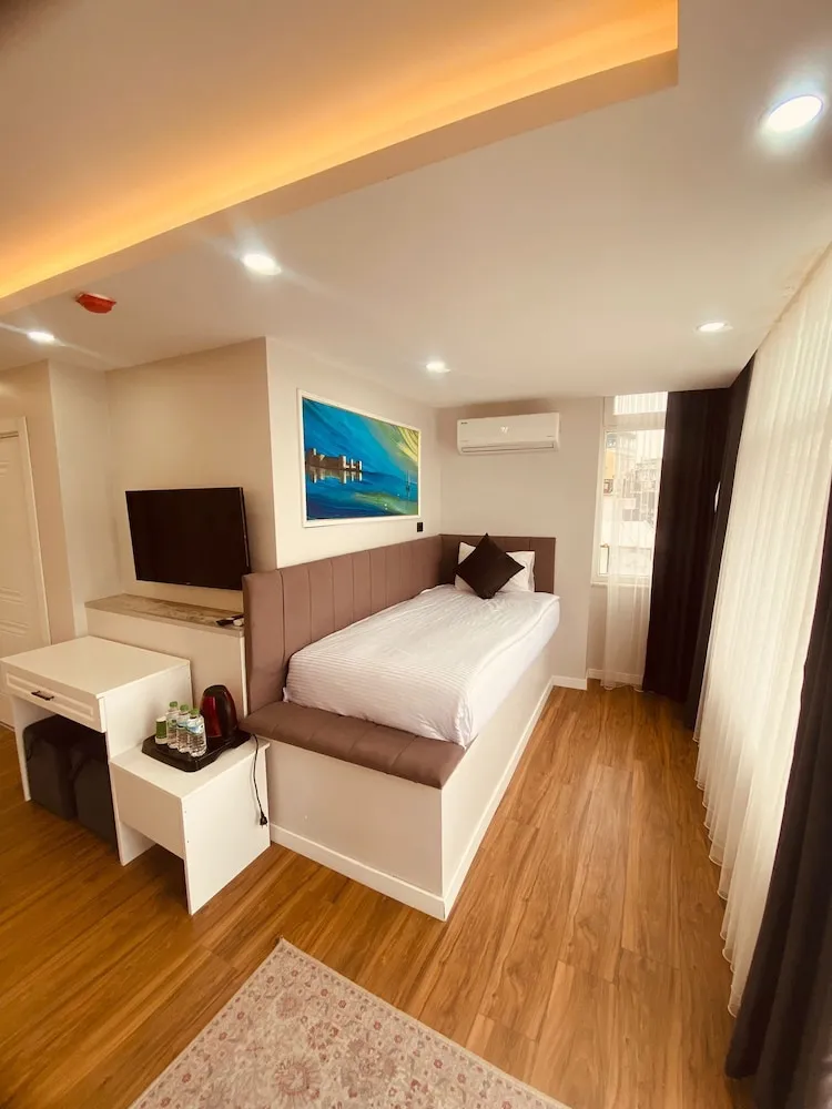 Triple Room - Balcony and Partial Seaview