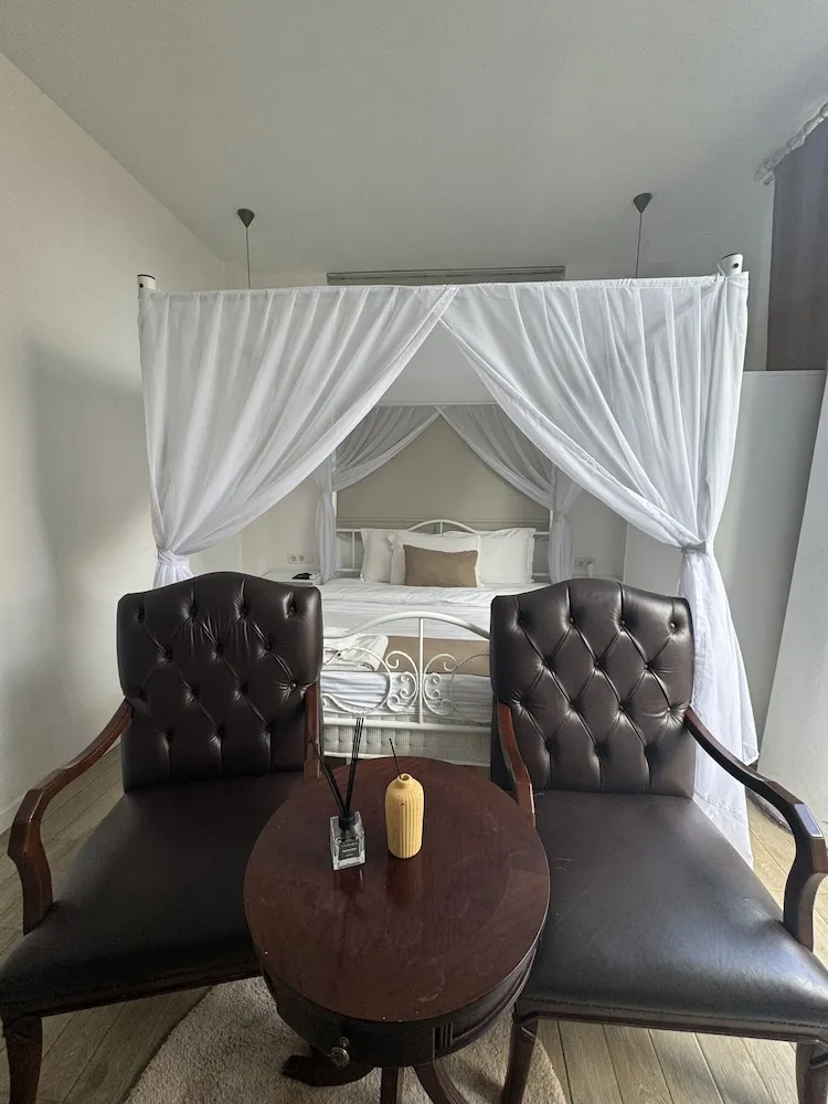 Junior Süit, 1 Büyük (Queen) Boy Yatak, Havuz Manzaralı